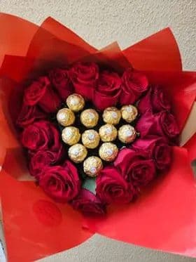 Buque - Coração de Rosas Importadas e Ferrero Roche.