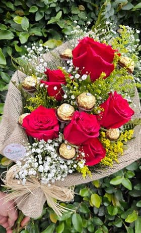 thumb-ramalhete-com-06-rosas-importadas-e-ferrero-0