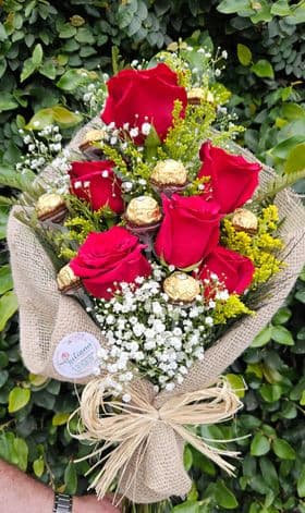 thumb-ramalhete-com-06-rosas-importadas-e-ferrero-2